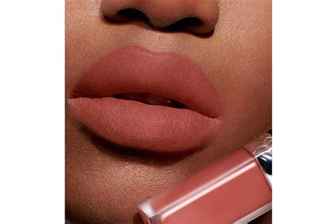 Rouge Dior Forever Liquid: Batom Dior à prova de transferência.